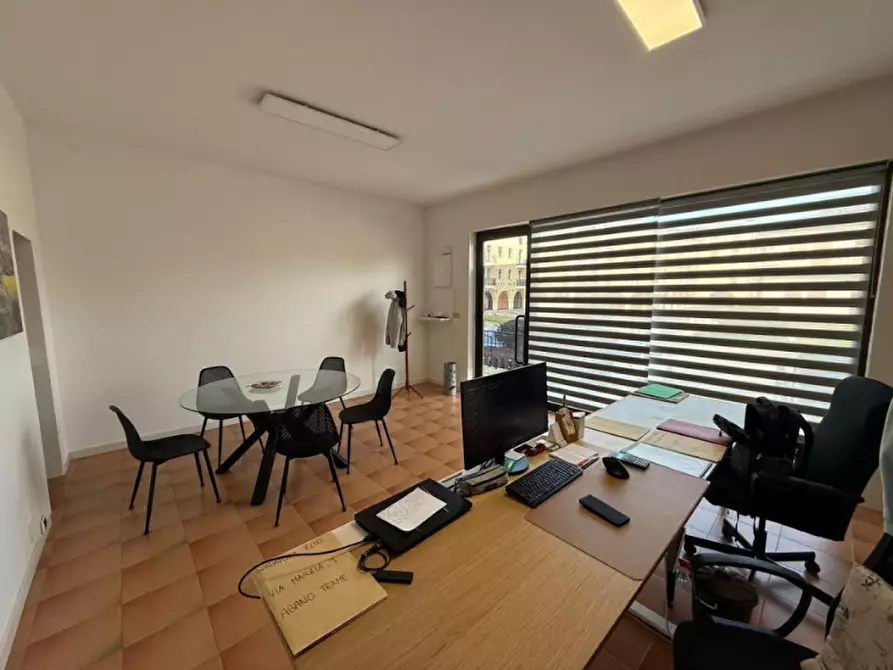 Immagine 3 di Negozio in vendita  in Via Mirabello 55 a Torreglia