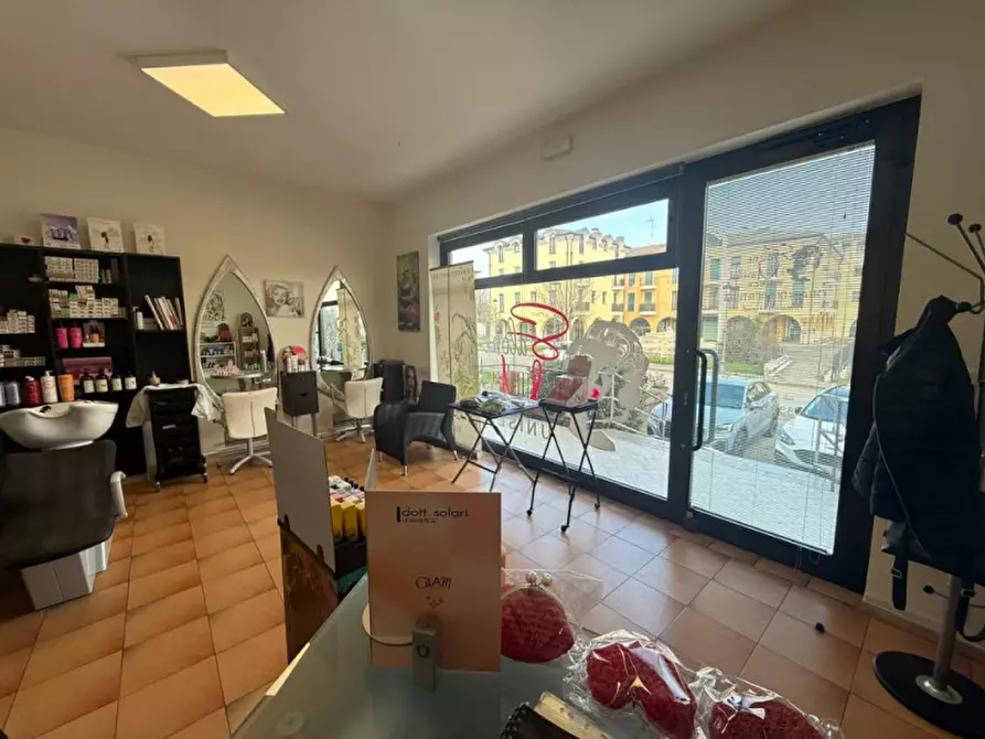 Immagine 9 di Negozio in vendita  in Via Mirabello 55 a Torreglia