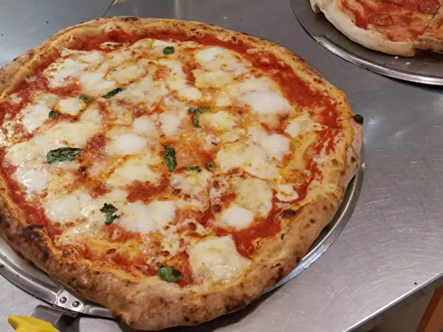 Immagine 13 di Attività commerciale in affitto  in Via del Brennero a Trento