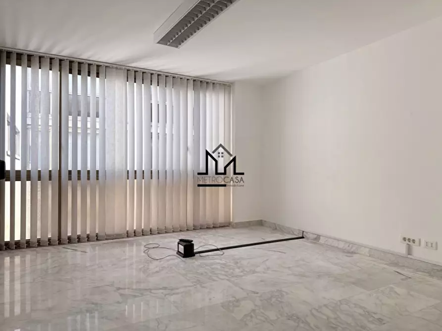 Immagine 25 di Ufficio in affitto  in Via Mariano Stabile 160 a Palermo