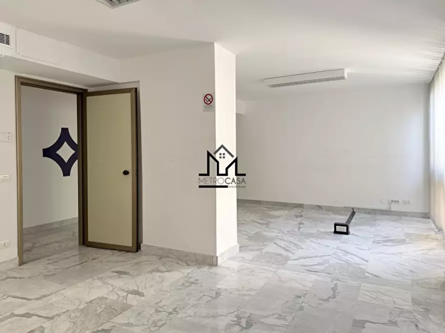 Immagine 26 di Ufficio in affitto  in Via Mariano Stabile 160 a Palermo