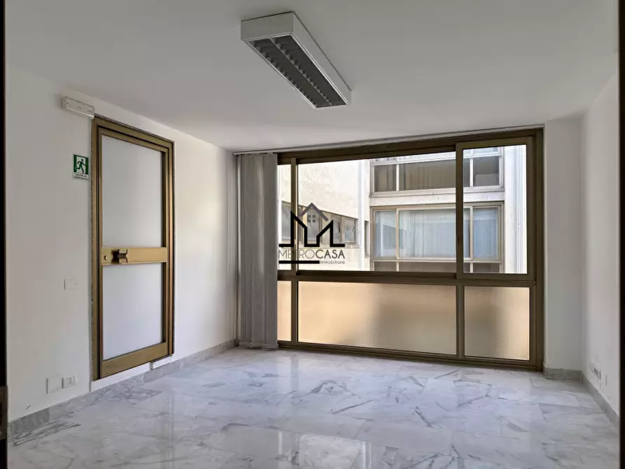 Immagine 45 di Ufficio in affitto  in Via Mariano Stabile 160 a Palermo