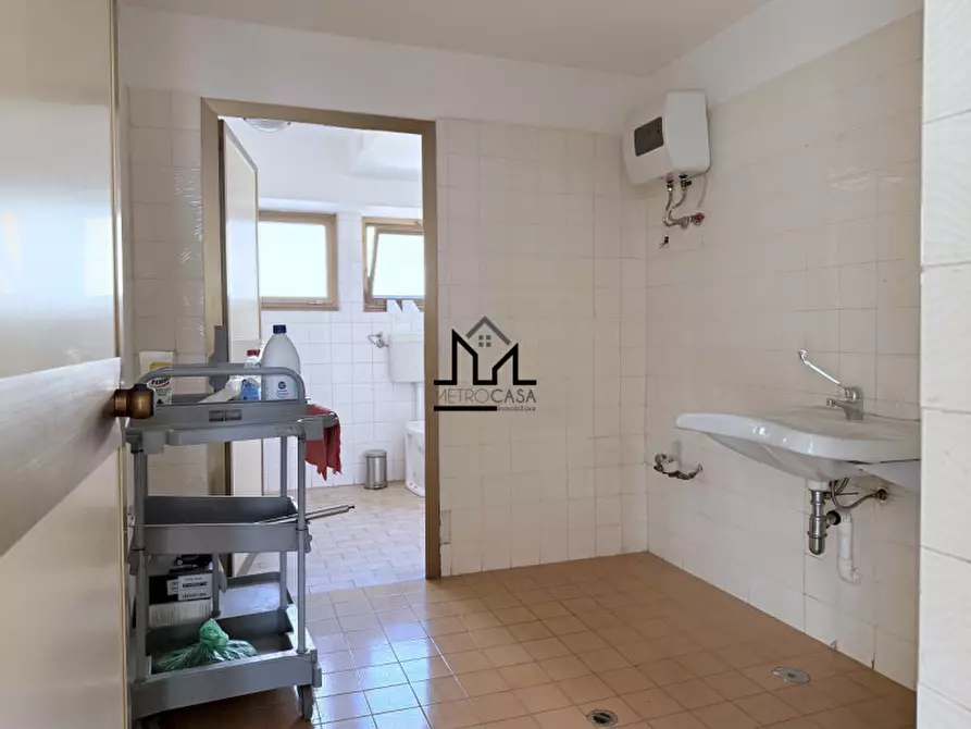 Immagine 48 di Ufficio in affitto  in Via Mariano Stabile 160 a Palermo