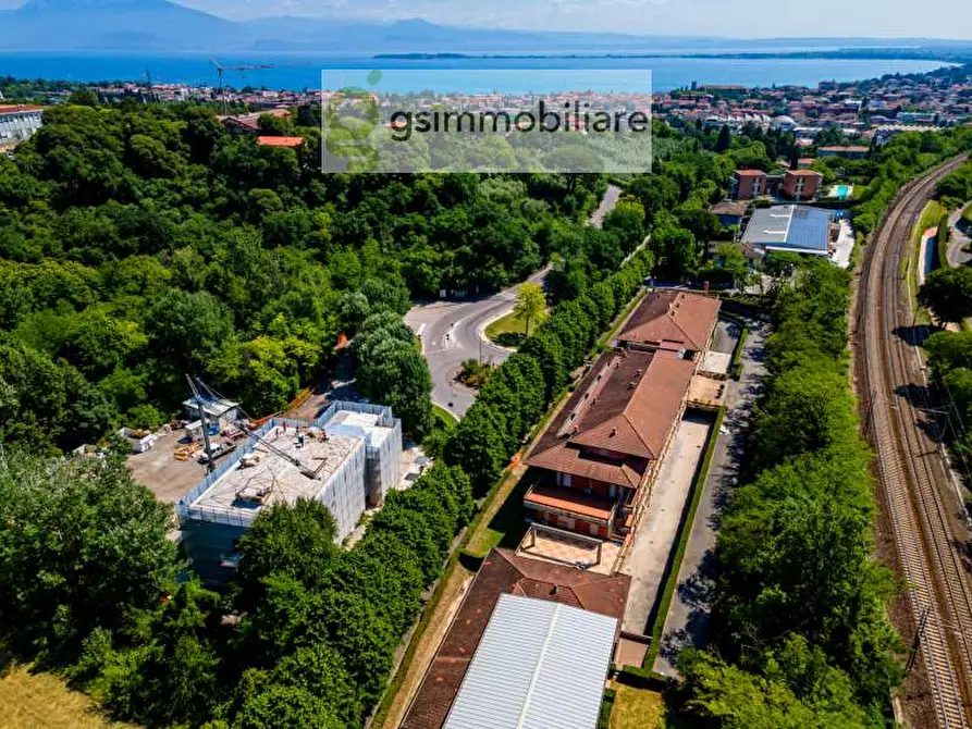 Immagine 2 di Palazzo in vendita  in VIALE ANDREIS 95 a Desenzano Del Garda