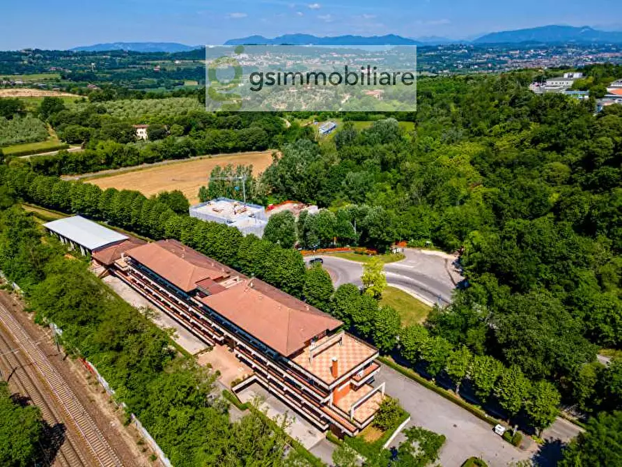 Immagine 3 di Palazzo in vendita  in VIALE ANDREIS 95 a Desenzano Del Garda