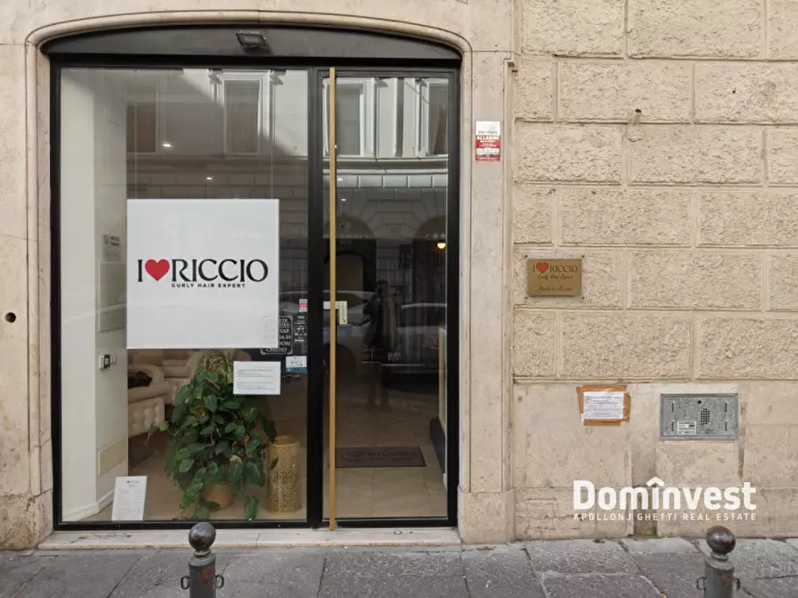 Immagine 1 di Negozio in vendita  in Viale delle Quattro Fontane a Roma