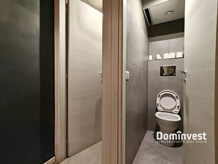 Immagine 21 di Negozio in vendita  in Viale delle Quattro Fontane a Roma