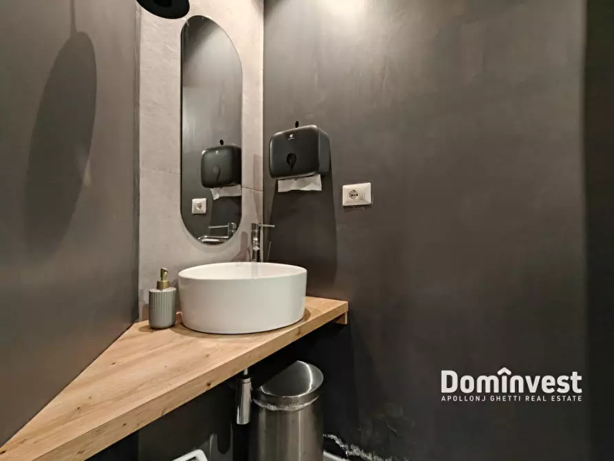 Immagine 22 di Negozio in vendita  in Viale delle Quattro Fontane a Roma