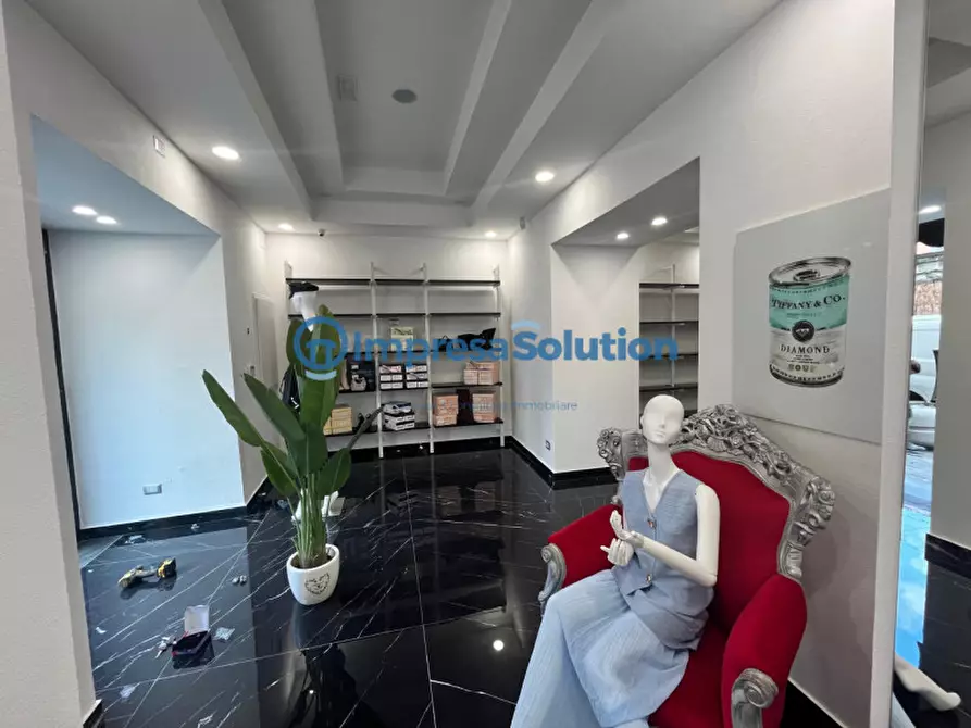 Immagine 3 di Negozio in vendita  in Via Enrico Cosenz a Napoli