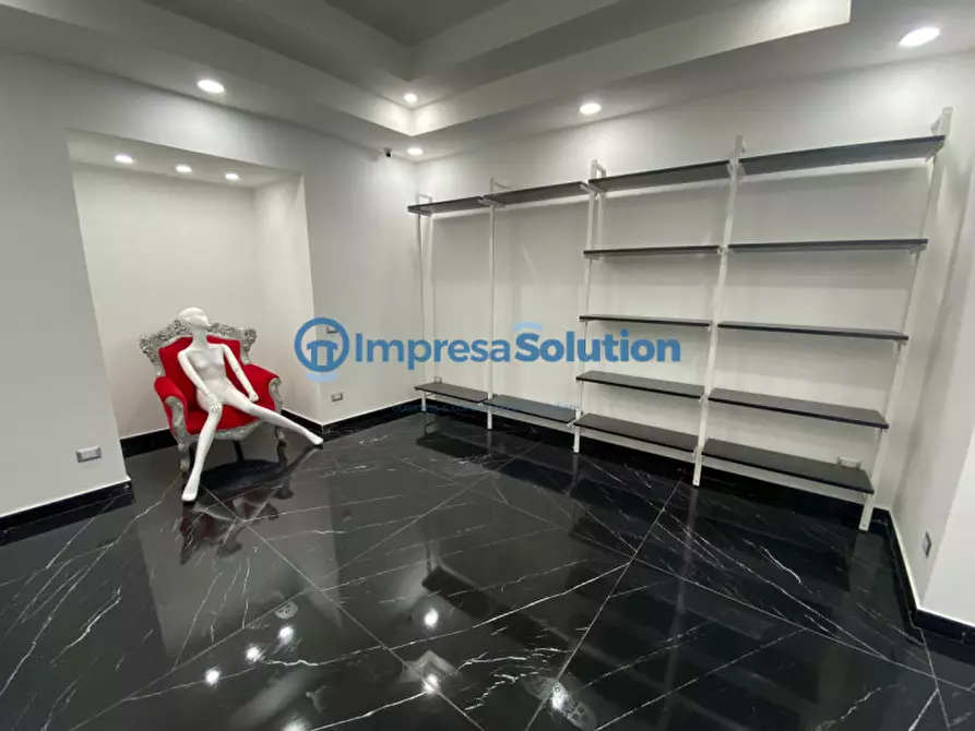 Immagine 9 di Negozio in vendita  in Via Enrico Cosenz a Napoli