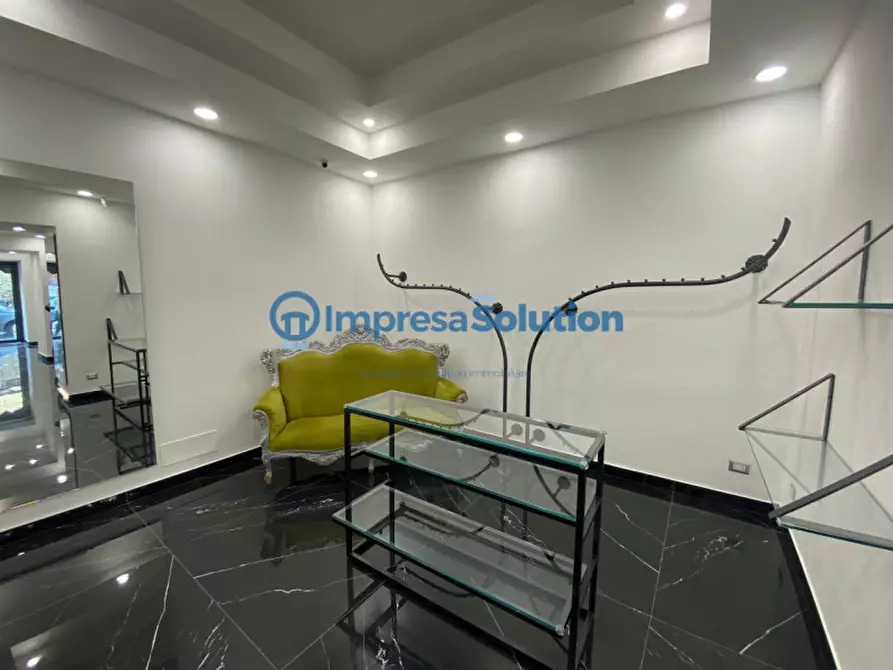 Immagine 12 di Negozio in vendita  in Via Enrico Cosenz a Napoli