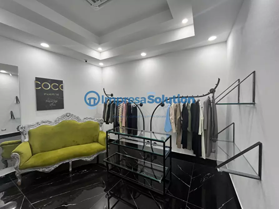 Immagine 11 di Negozio in vendita  in Via Enrico Cosenz a Napoli