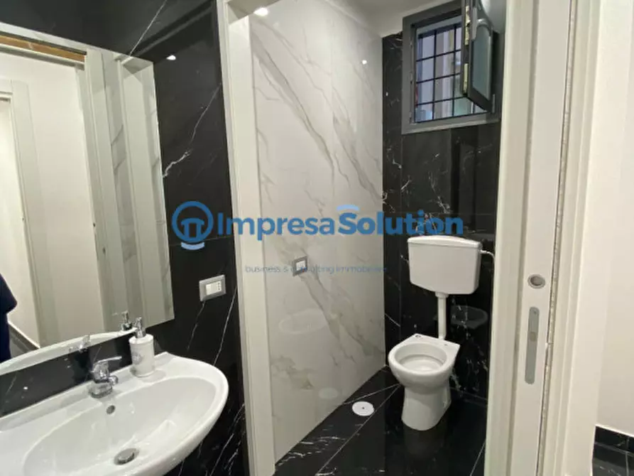 Immagine 17 di Negozio in vendita  in Via Enrico Cosenz a Napoli