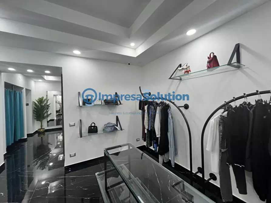 Immagine 14 di Negozio in vendita  in Via Enrico Cosenz a Napoli