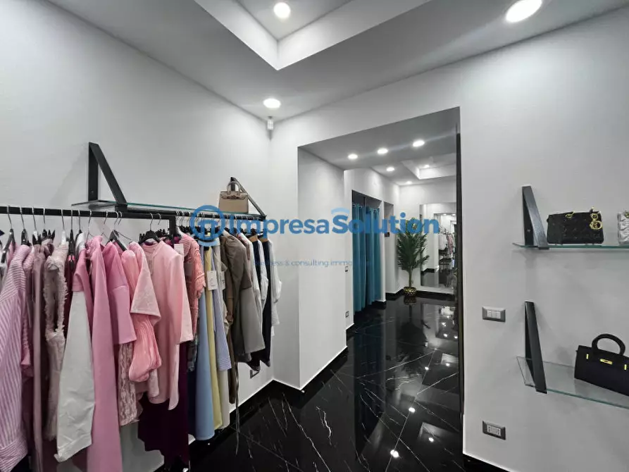 Immagine 16 di Negozio in vendita  in Via Enrico Cosenz a Napoli