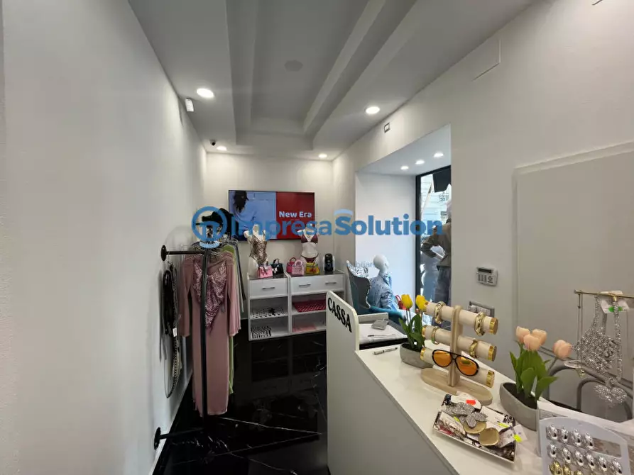 Immagine 17 di Negozio in vendita  in Via Enrico Cosenz a Napoli