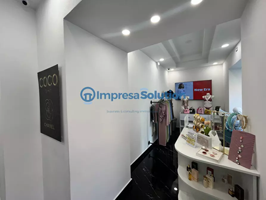 Immagine 18 di Negozio in vendita  in Via Enrico Cosenz a Napoli