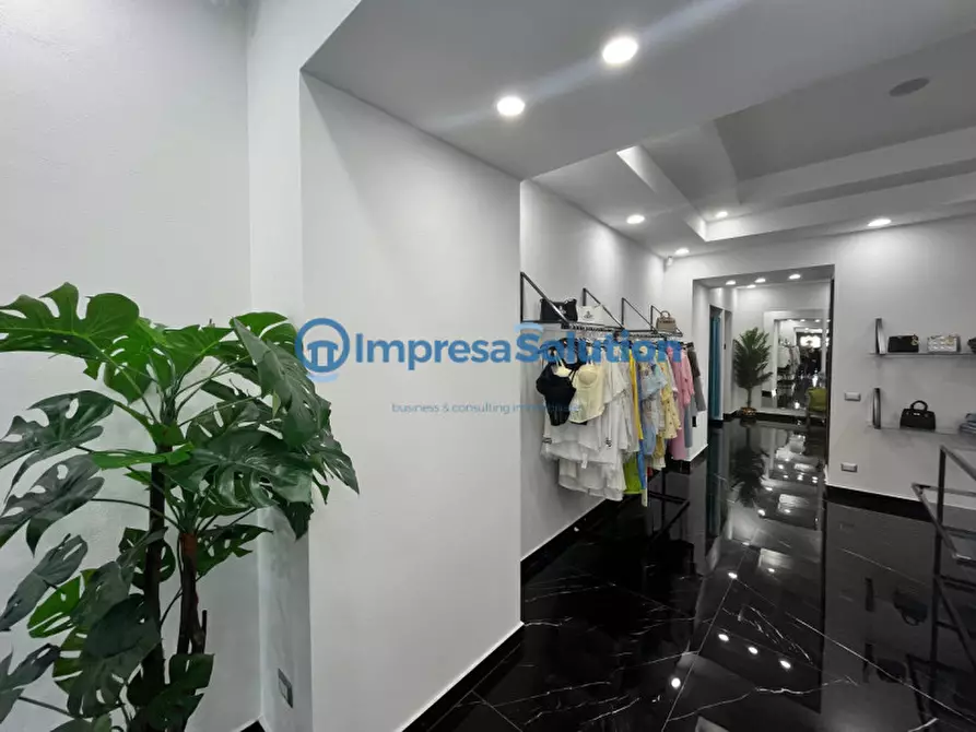 Immagine 19 di Negozio in vendita  in Via Enrico Cosenz a Napoli