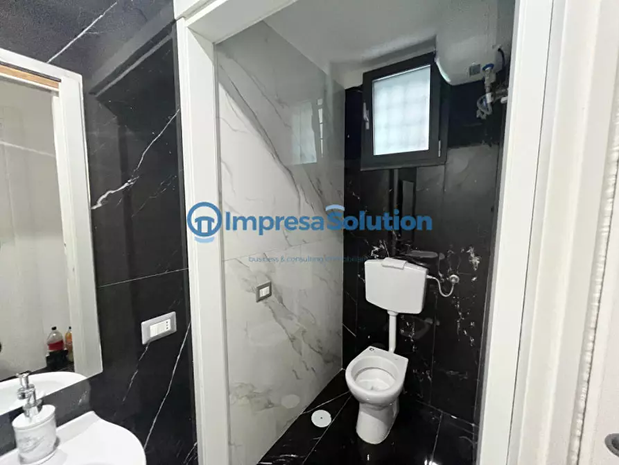 Immagine 20 di Negozio in vendita  in Via Enrico Cosenz a Napoli