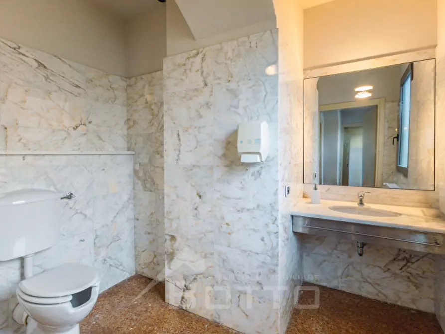 Immagine 42 di Hotel in vendita  in Corso Valsesia, 238 a Gattinara