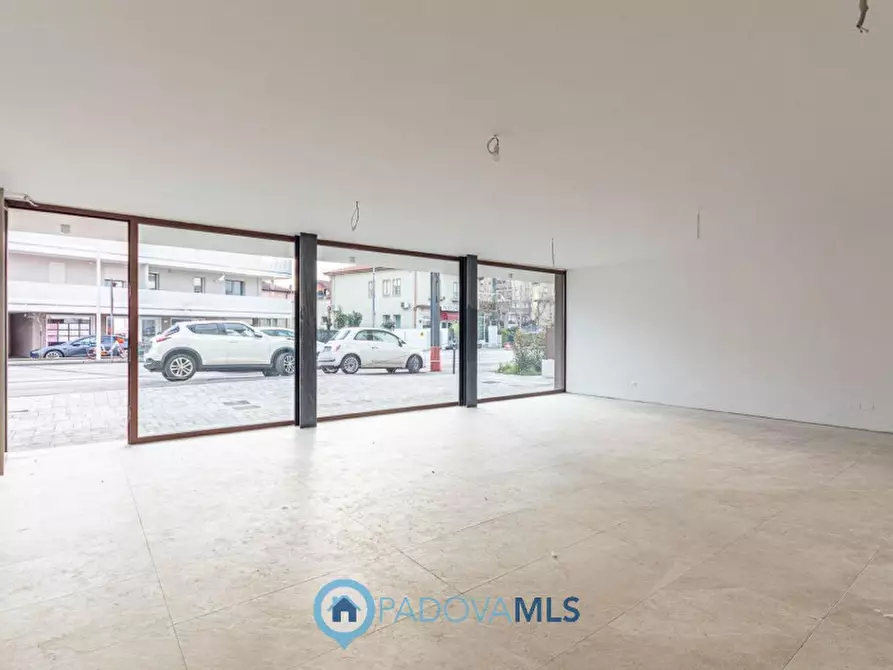 Immagine 11 di Attività commerciale in vendita  in Via Piovese a Padova