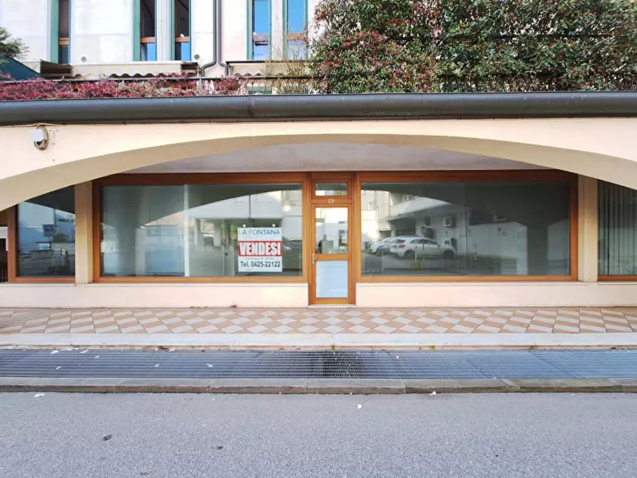 Immagine 1 di Negozio in vendita  in Via Nazario Sauro a Rovigo