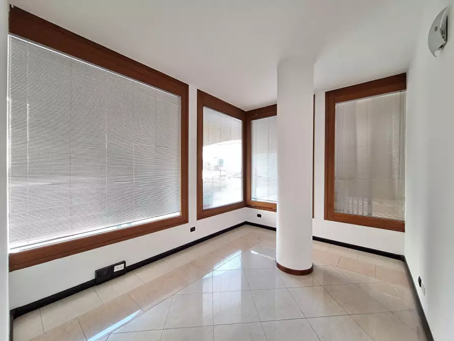 Immagine 9 di Negozio in vendita  in Via Nazario Sauro a Rovigo