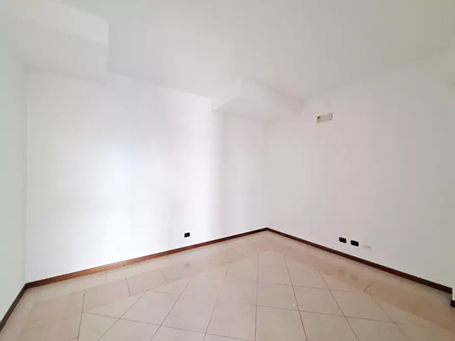 Immagine 11 di Negozio in vendita  in Via Nazario Sauro a Rovigo