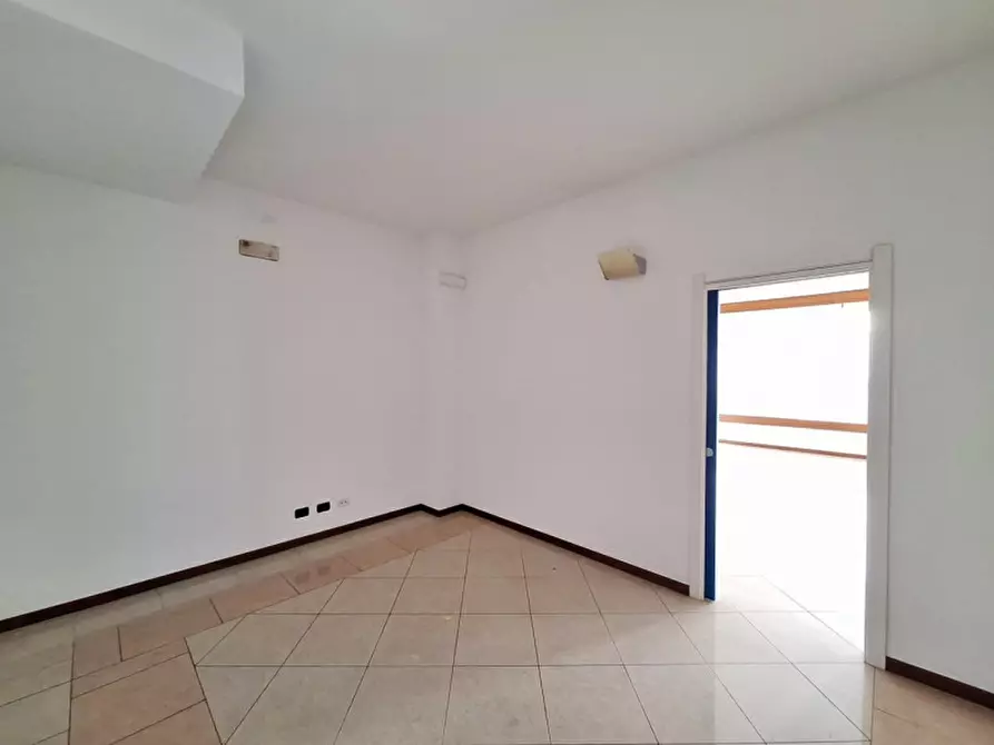 Immagine 12 di Negozio in vendita  in Via Nazario Sauro a Rovigo