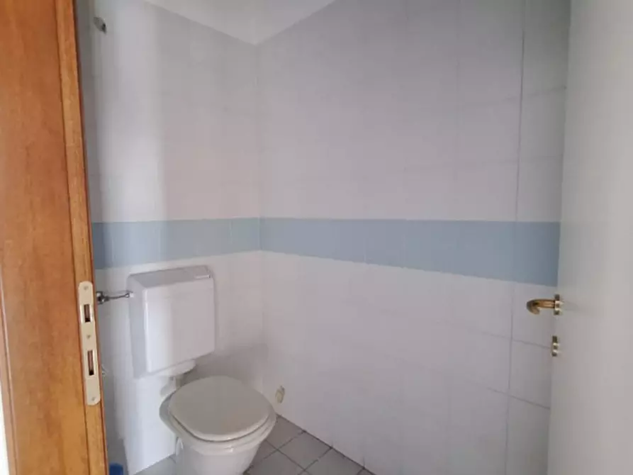 Immagine 14 di Negozio in vendita  in Via Nazario Sauro a Rovigo