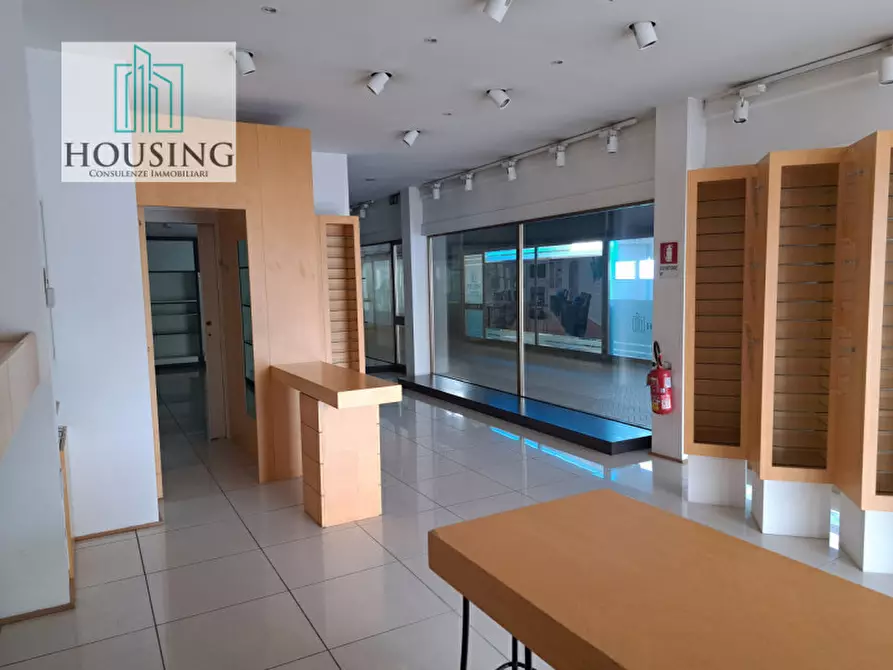 Immagine 17 di Attività commerciale in affitto  in Piazza Sacro Cuore a Abano Terme