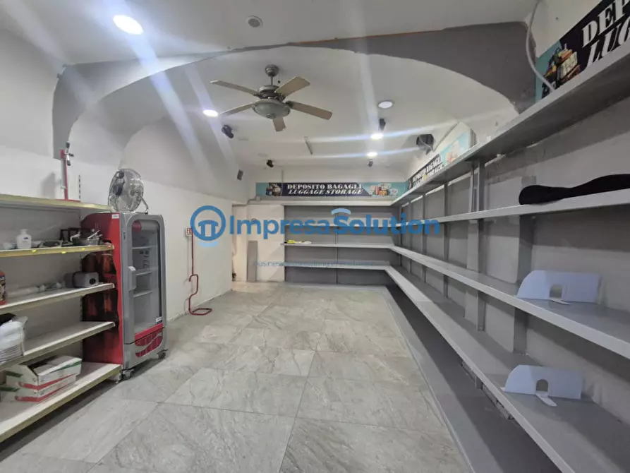 Immagine 8 di Negozio in affitto  in Via Bologna a Napoli
