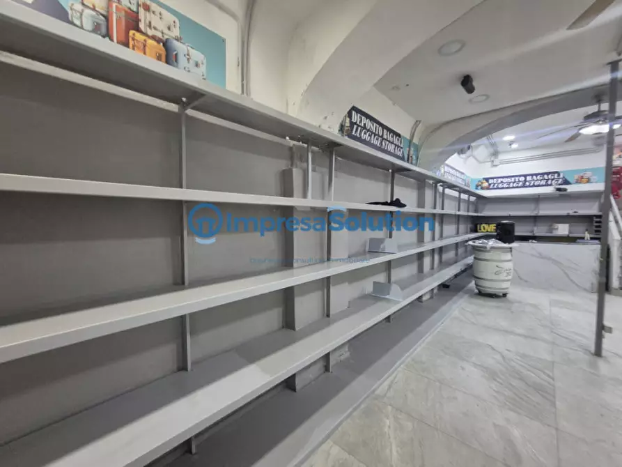 Immagine 9 di Negozio in affitto  in Via Bologna a Napoli