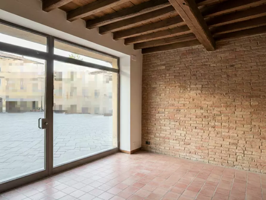 Immagine 1 di Negozio in affitto  in piazza trento a Este