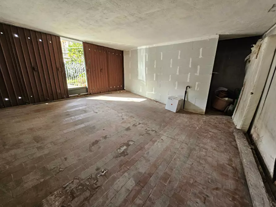 Immagine 1 di Garage in vendita  in via Oxilia a Savona
