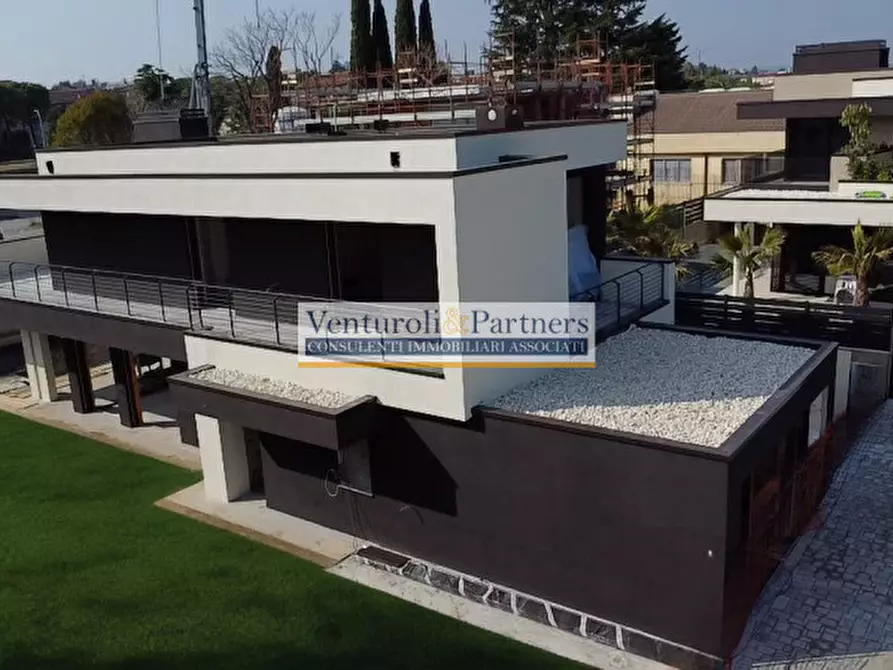 Immagine 1 di Villa in vendita  in Via Palmiro Togliatti a Desenzano Del Garda
