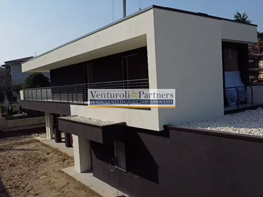 Immagine 2 di Villa in vendita  in Via Palmiro Togliatti a Desenzano Del Garda