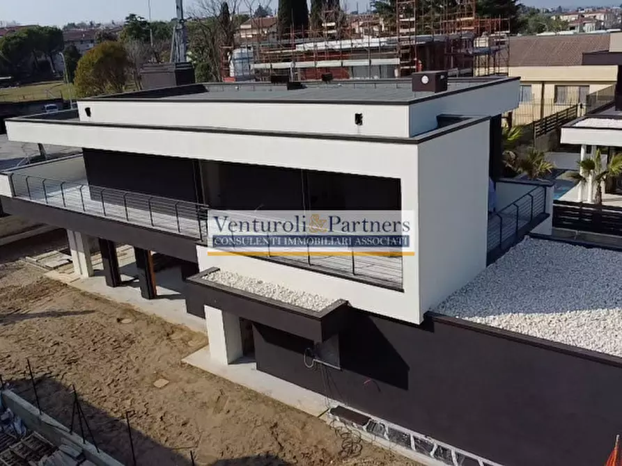 Immagine 3 di Villa in vendita  in Via Palmiro Togliatti a Desenzano Del Garda