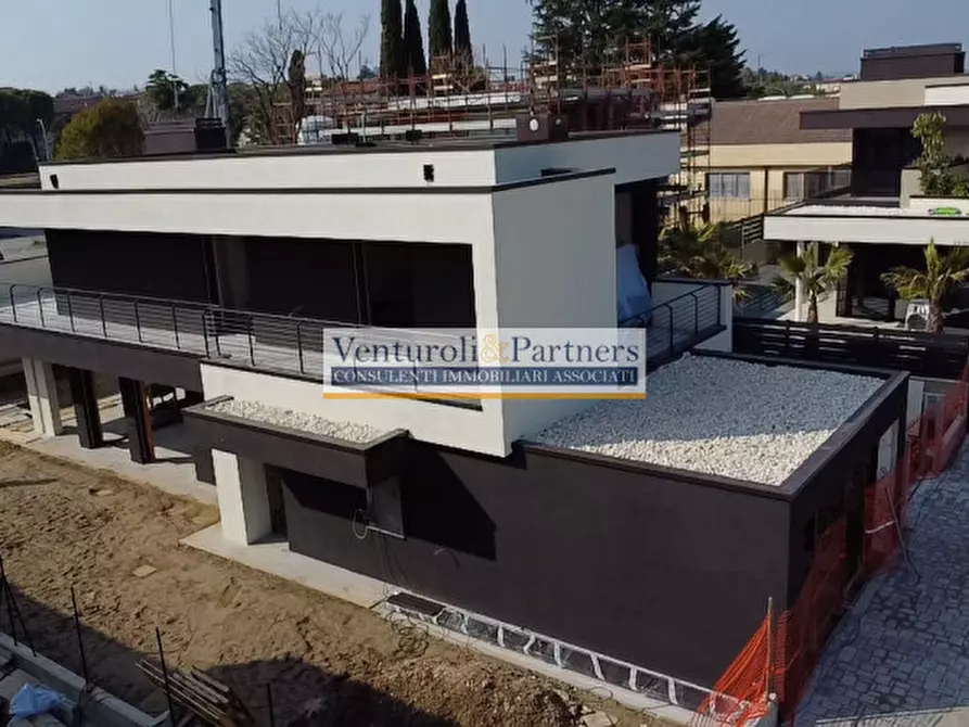 Immagine 5 di Villa in vendita  in Via Palmiro Togliatti a Desenzano Del Garda
