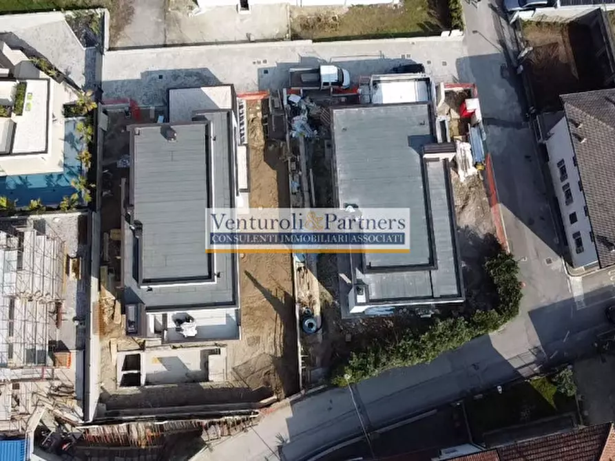 Immagine 6 di Villa in vendita  in Via Palmiro Togliatti a Desenzano Del Garda