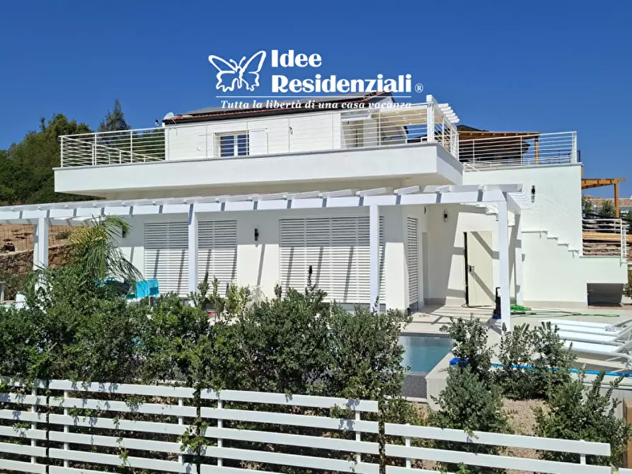 Immagine 1 di Villa in vendita  a Santa Teresa Gallura