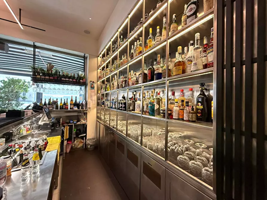 Immagine 4 di Attività commerciale in vendita  in Via Emanuele Notarbartolo 1E a Palermo