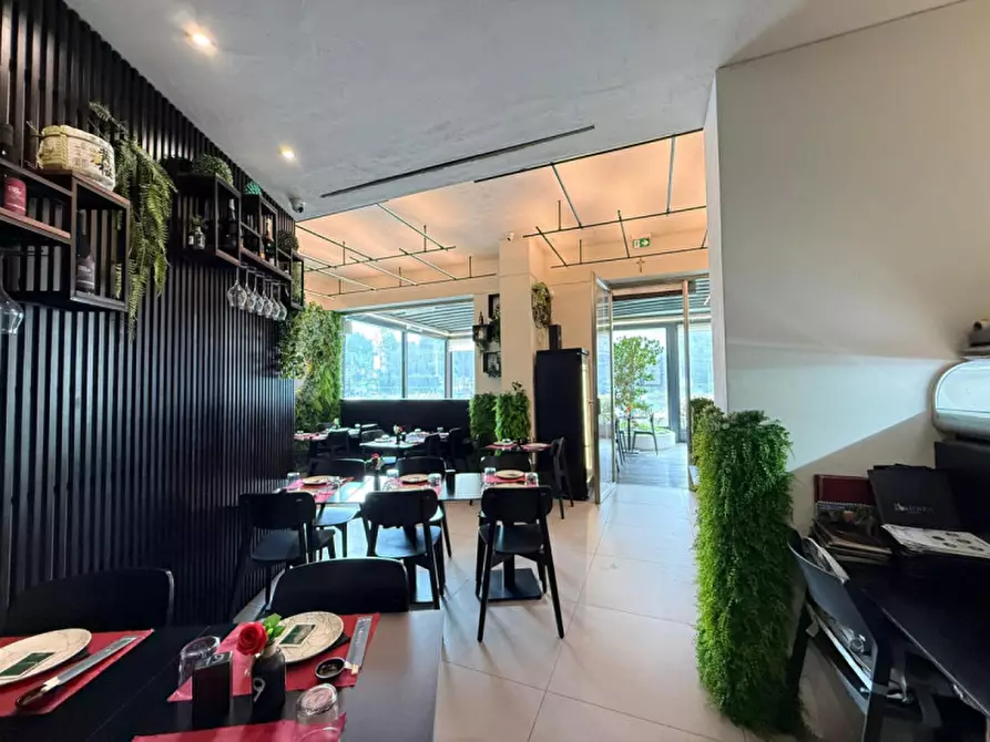 Immagine 11 di Attività commerciale in vendita  in Via Emanuele Notarbartolo 1E a Palermo