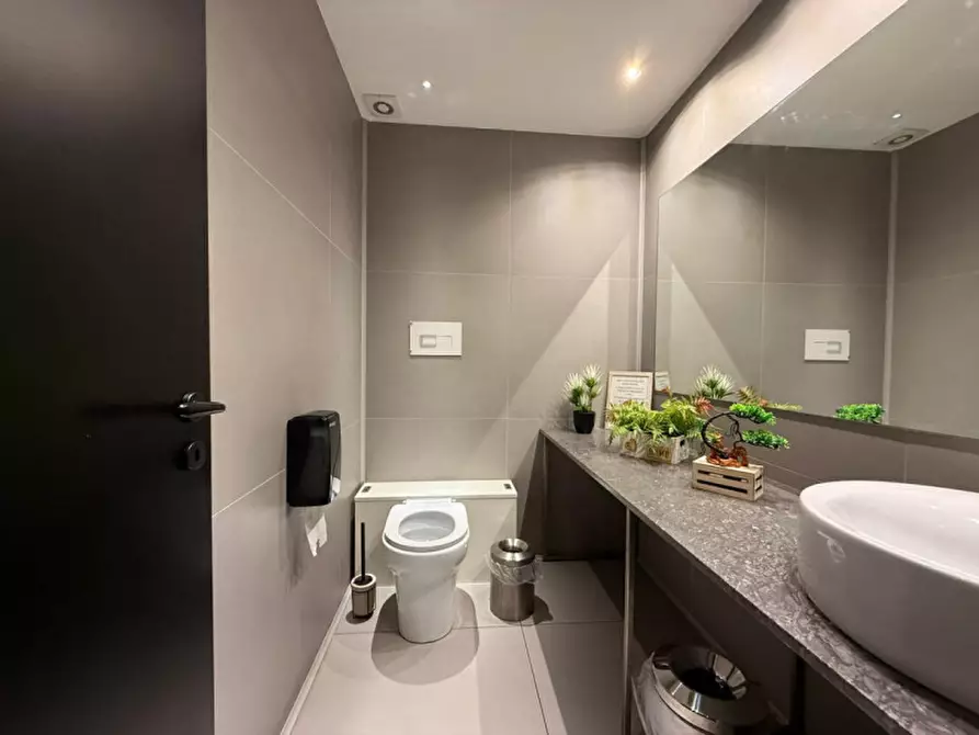 Immagine 14 di Attività commerciale in vendita  in Via Emanuele Notarbartolo 1E a Palermo