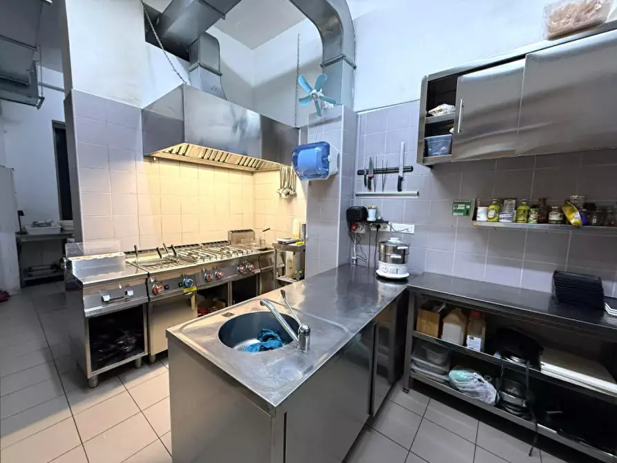 Immagine 17 di Attività commerciale in vendita  in Via Emanuele Notarbartolo 1E a Palermo