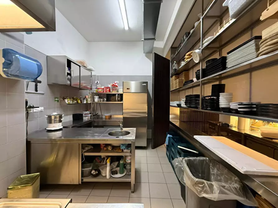 Immagine 18 di Attività commerciale in vendita  in Via Emanuele Notarbartolo 1E a Palermo