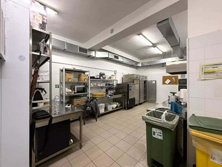 Immagine 20 di Attività commerciale in vendita  in Via Emanuele Notarbartolo 1E a Palermo