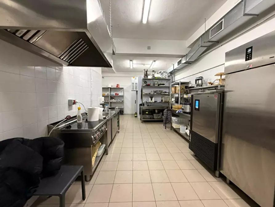 Immagine 23 di Attività commerciale in vendita  in Via Emanuele Notarbartolo 1E a Palermo