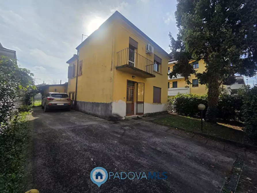 Immagine 1 di Casa indipendente in vendita  in via perosi a Padova