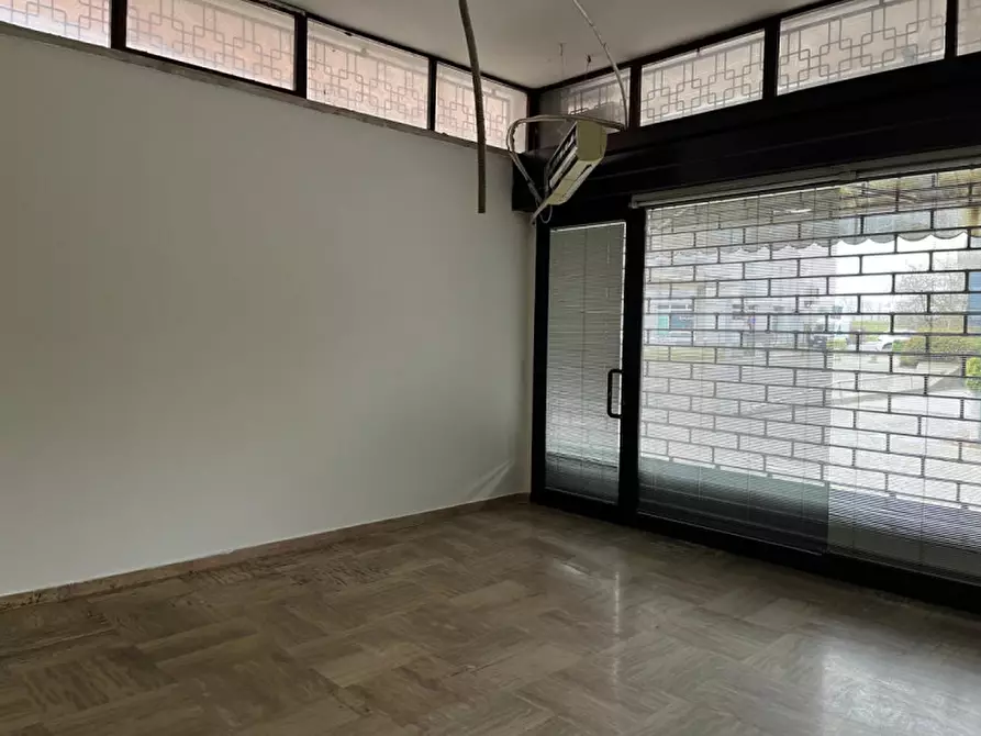 Immagine 4 di Negozio in vendita  in piazza San Bonaventura a Cadoneghe